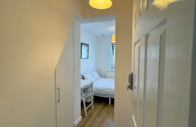 Cosy Double Room 4, Mins Walk to Underground, Close to Heart of London