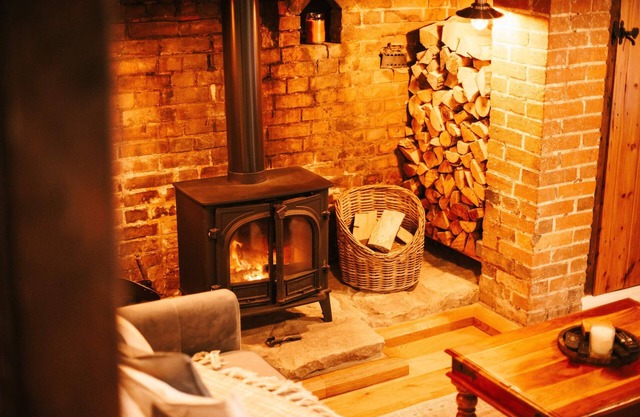 Cosy, full amenities, games room & private garden