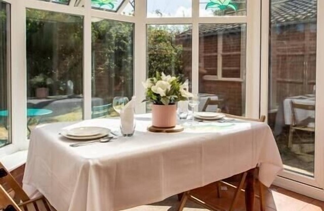 Cosy Homely House with Conservatory and Garden