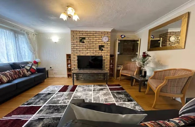 Cosy Luton 3 Bedroom House. 5 mins to L&D Hospital/15 mins to Luton Airport