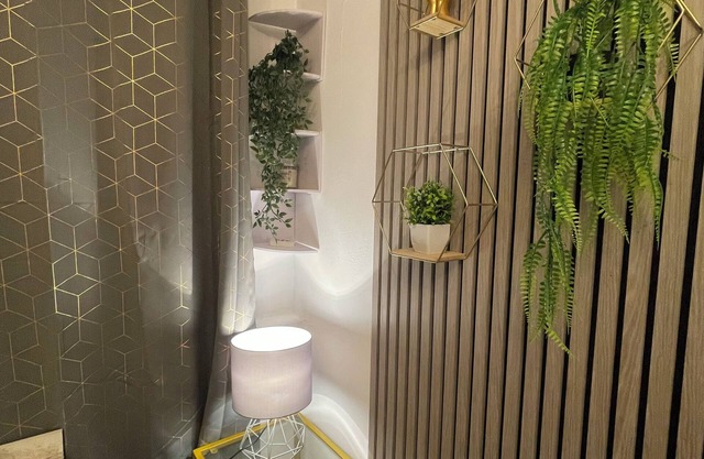 Cosy & Modern Gem ~ 5* Central Location, Pool, Gym