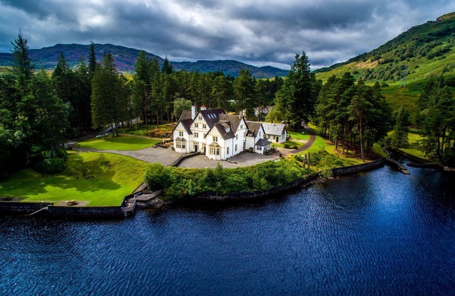 Cosy retreat, stunning loch views, new fast wifi, woods, walks, pet friendly