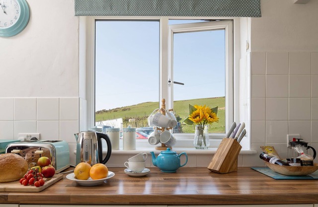 Cosy Romantic Pet-Free Cottage, Llŷn Peninsula 5 Mins to Coast Path Lovely Views