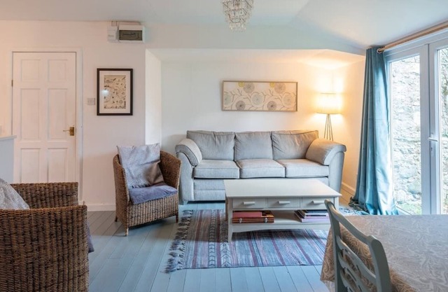 Cosy secluded chalet with private parking and garden in centre of Fort Augustus