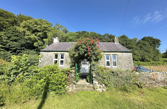 Cosy, Secluded Detached Stone Cottage, Loch Views