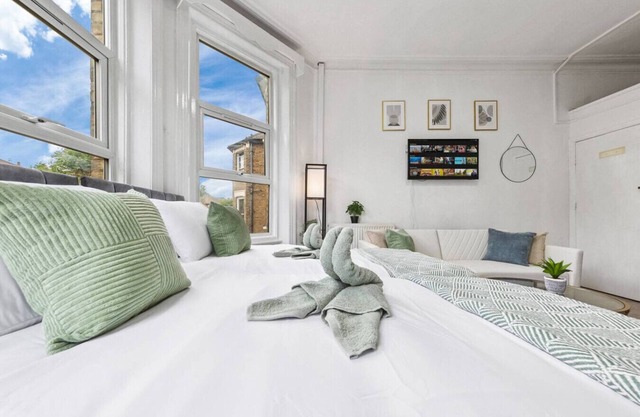 Cosy & Spacious Flat - Moments To City - Station