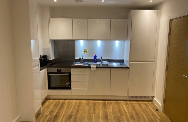 Cosy Stunning two Bed Apartment With Balcony