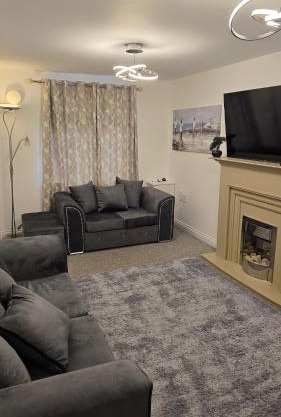 Cosy three bedroom spacious house with parking and Wi-Fi for 7guests