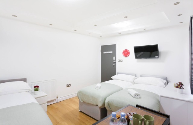 Cosy Triple Room with Private Bathroom (En-suite)