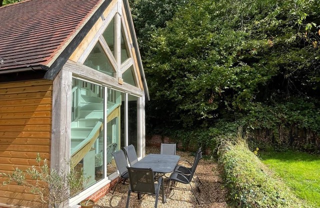 Cosy Woodland Retreat | 10 mins from Cheltenham Promenade | Dog Friendly