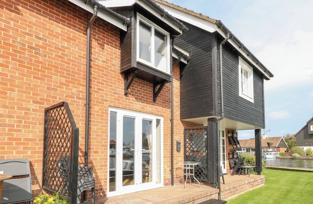 COTMAN COTTAGE, pet friendly, with a garden in Hoveton & Wroxham