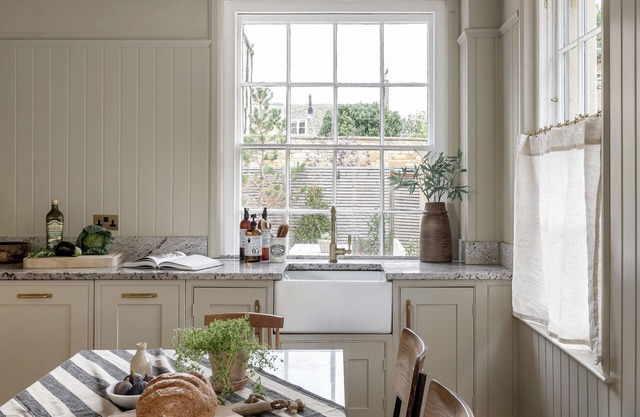 COTSWOLD HOUSE, pet friendly, with open fire in Moreton-In-Marsh