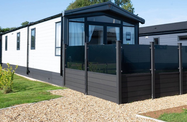 COTSWOLD LODGE, family friendly, with hot tub in Chipping Norton