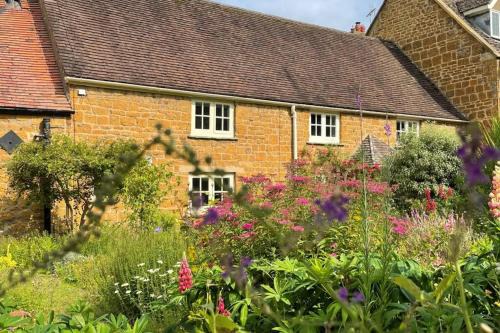 Cotswolds Cottage Ilmington with Wood Burning Stove & BBQ - pet friendly