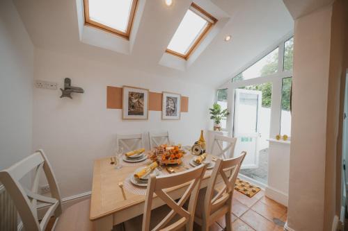 Cotswolds- Homely 2 bed house with garden, WiFi - Esho Stays