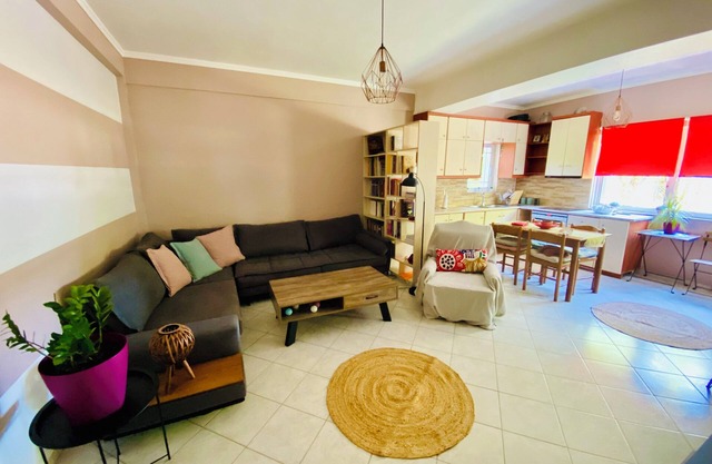 Cottage House, garden & lawnn