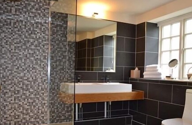 Cottage-Ensuite-Large - Rose