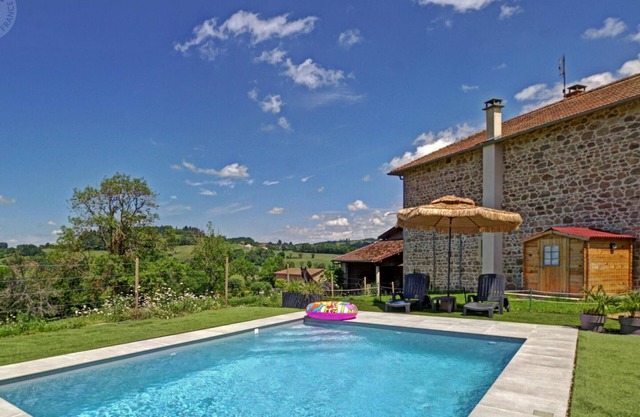 Cottage for 8 with fireplace and pets allowed