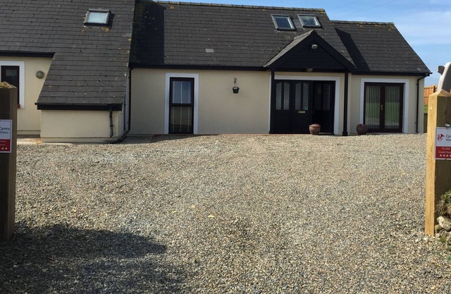 Cottage In Large Private Grounds/Sea and country Views. Sleeps 12