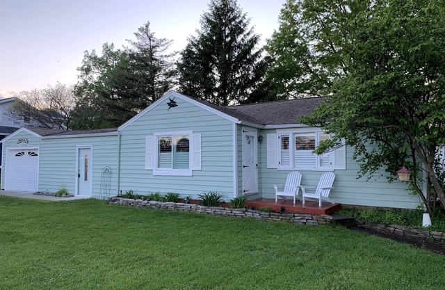 Cottage in resort style area, across from Buckeye Lake bars/restaurants!