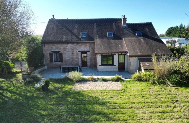 Cottage in Sologne with enclosed garden, pets allowed, parking and internet