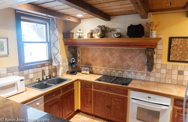 Cottage Located at Gorgeous 1889 Victorian Bed and Breakfast near Charleston