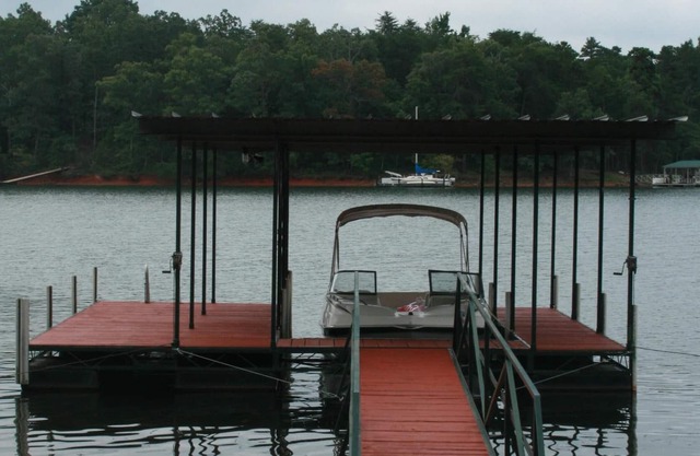Cottage on Lake Hartwell with a beautiful wrap around deck for lazy afternoons!