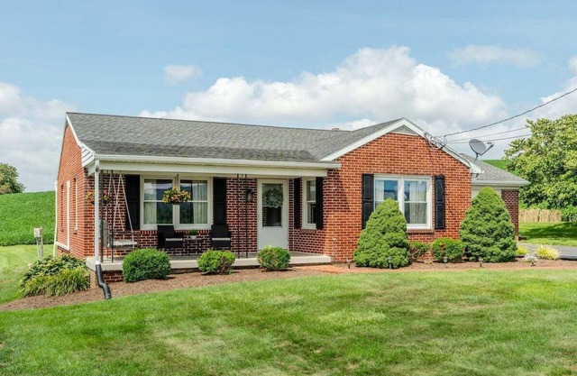 Cottage On Main | Playground + Fire Pit!