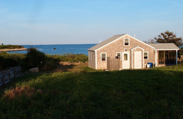 Cottage on Ocean Cove, Down Private Rd, Beach Front