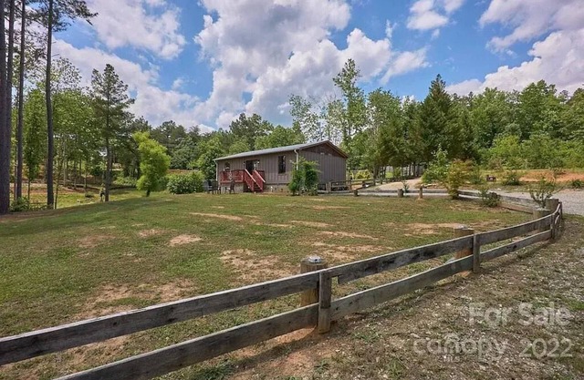 Cottage on the water. Kayaks Fishing Fire Pit. 5 mins from TIEC. 15 to Lake Lure