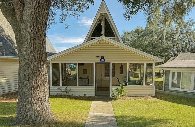 Cottage-Pvt lake & pool access Near Disney w/porch
