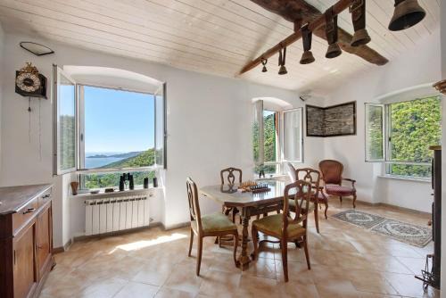 Cottage rustico con vista mare