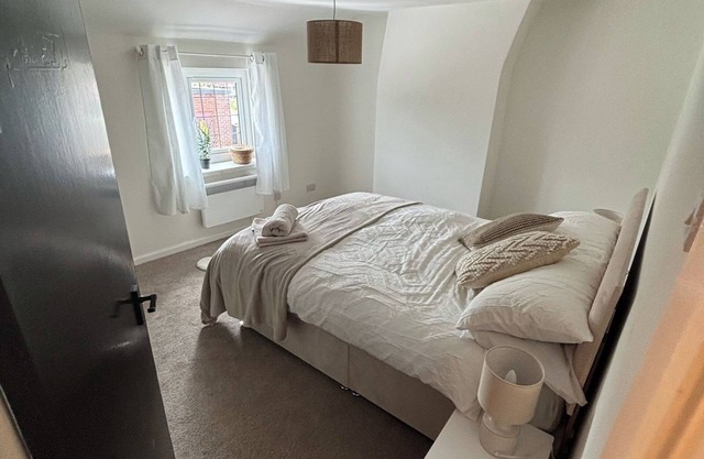 Cottage - Sleeps 4 - Pet Ok - Patio - Parking