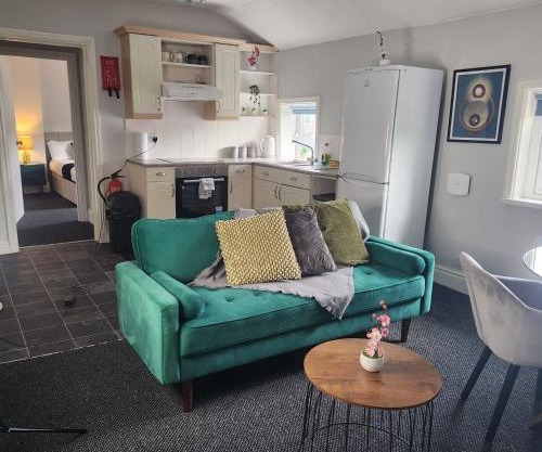 Cottage style 2 Bedroom Apt in City, near Utilita Arena & Free Parking