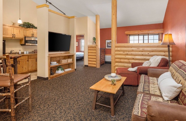 Cottage Suite With Full Kitchen, Access to Pool, Hot Tub, and Gym