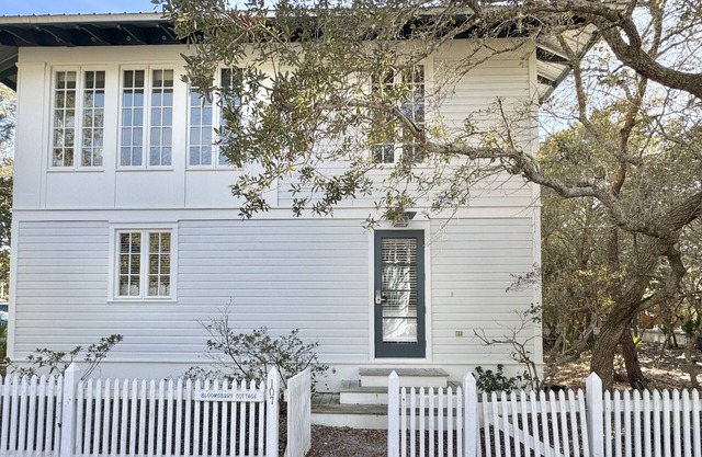 Cottage w/Prime Location 4 Mins to Beach in Seaside, Porch + 2 Adult Bikes