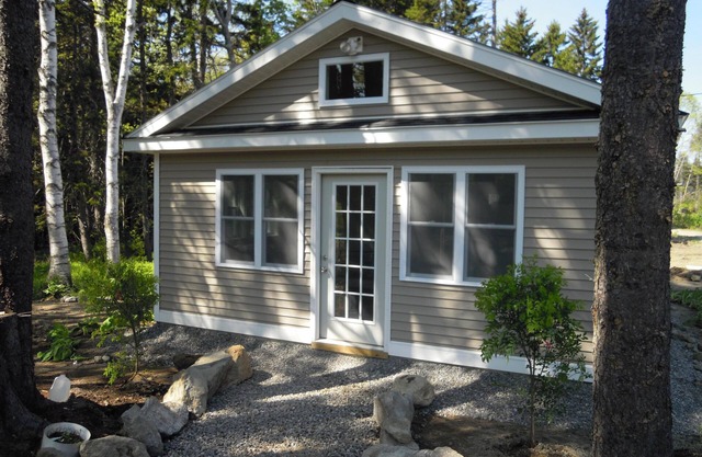 Cottage with Bunkhouse. Spacious yard with privacy. Close to Head Beach