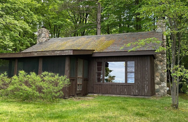 Cottage with direct access on Big Glen. Pets Ok. 3 day min after Labor Day.