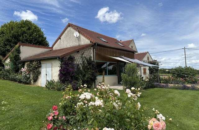 Cottage with pool and rose garden near Vichy
