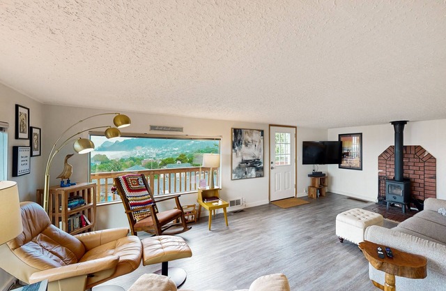 Cottage with wraparound deck & ocean views - close to beach & town, dog-friendly