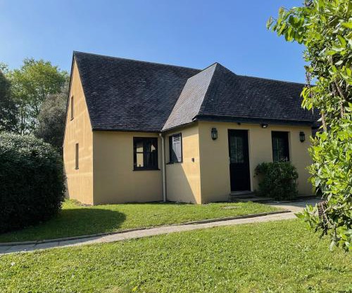 Cottage YVEL au Pied du lac au Duc, son Golf et sa Base Nautique