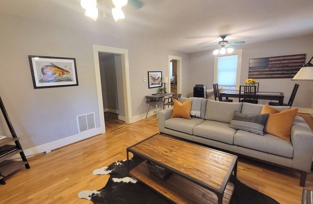 Cottonwood Cottage, walking distance to downtown Cody with a private fenced backyard