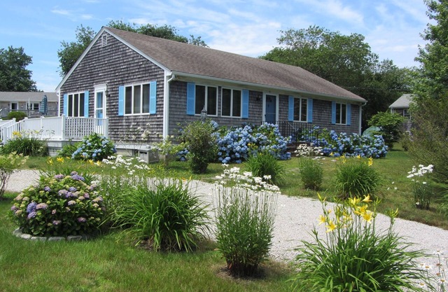 Country Coastal Cottage 3 min. from beach.