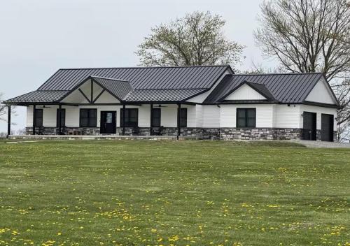 Country Cornerstone Retreat Upstairs Apartment with Hot Tub, Jetted Tub, Sauna, Massage Chair, BBQ