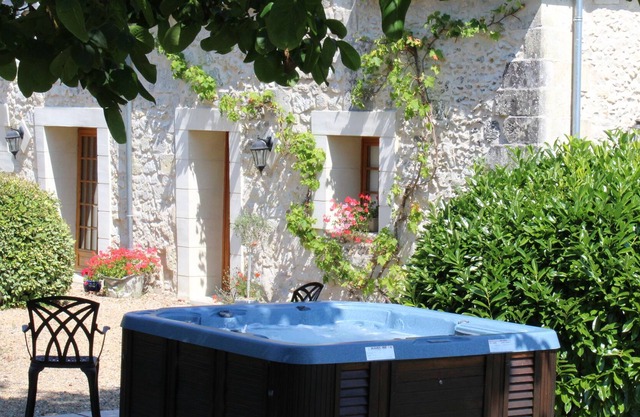 Country cottage with private terrace and jacuzzi