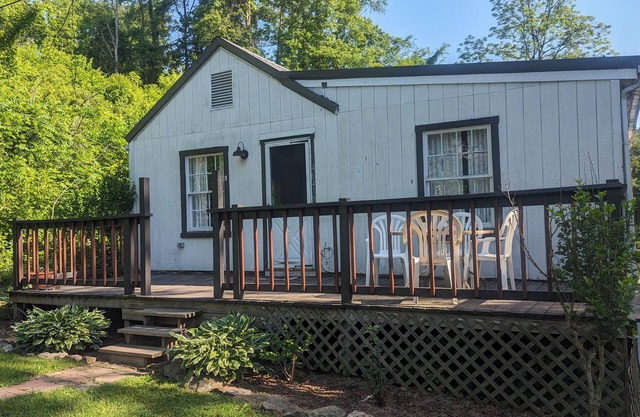 Country Cottage on 3 acres just 1 mile from Roscoe Village and Coshocton.