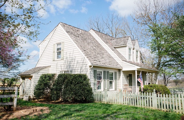 Country Cottage on 1700’s Horse Farm/Wedding Venue