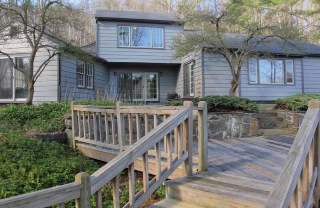 COUNTRY HOME Fenced Backyard, 1 mi. to Town, Kids & Dogs OK!