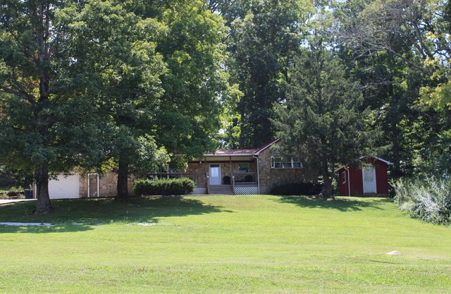 Country home minutes from Nolin Lake, Blue Holler and Mammoth Cave!