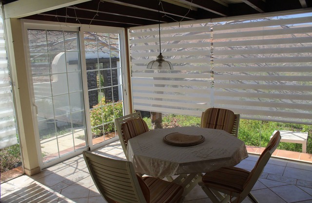 Country house with shared pool, free WiFi ideal for hikers